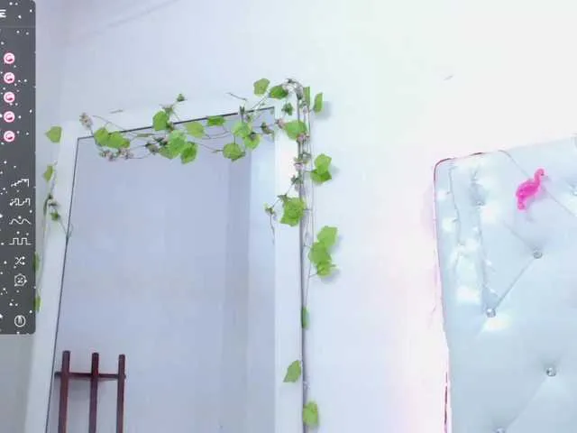 Live sex webcam photo for Horny-roommate #276673413