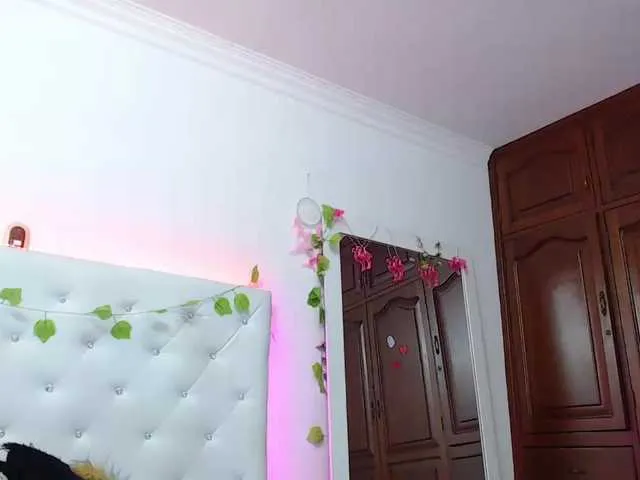 Live sex webcam photo for Horny-roommate #276973971