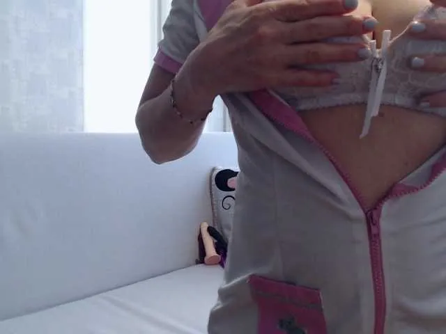 Live sex webcam photo for HornyMomCum #273366907