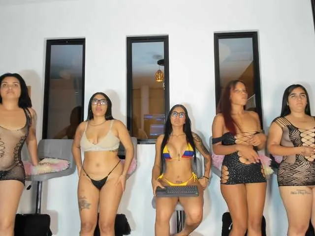 Live sex webcam photo for Hot-fetish69 #293783706