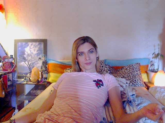 Live sex webcam photo for HotBeautyQuen #274297472