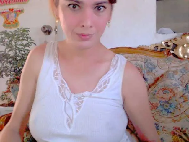 Live sex webcam photo for HotBeautyQuen #293511873