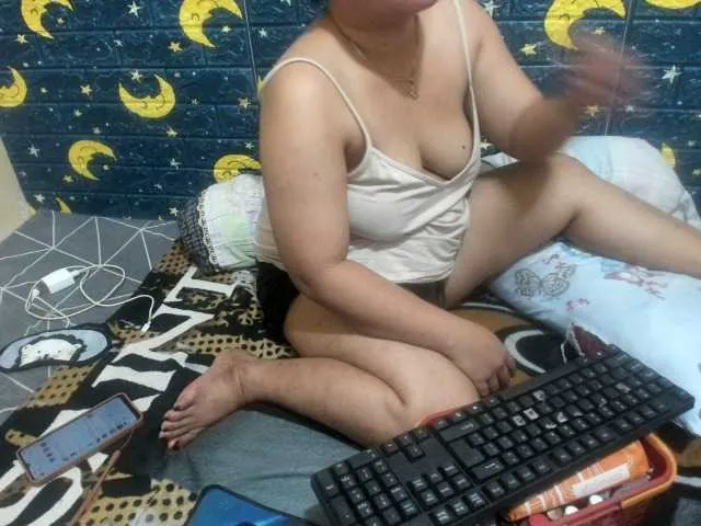 Live sex webcam photo for HotJoan271 #273812982
