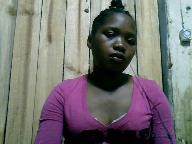 Live sex webcam photo for HotLipzPussy #272260683