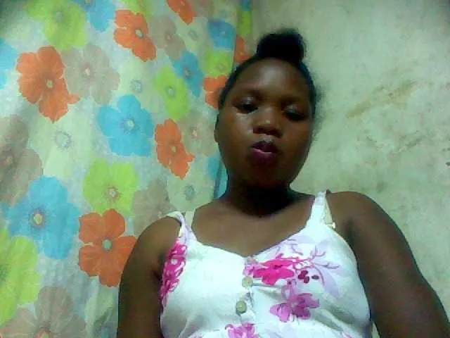 Live sex webcam photo for HotLipzPussy #272587855