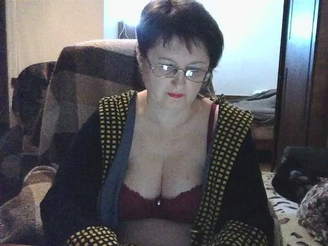 Live sex webcam photo for HotMilfPussy #272332389