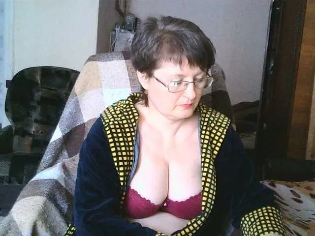 Live sex webcam photo for HotMilfPussy #272342928