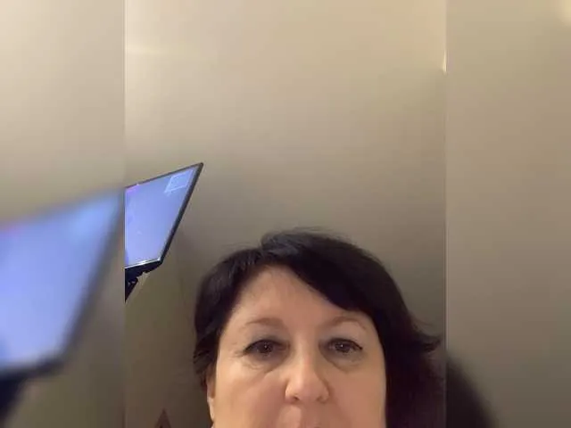 Live sex webcam photo for HotMilfPussy #274332716