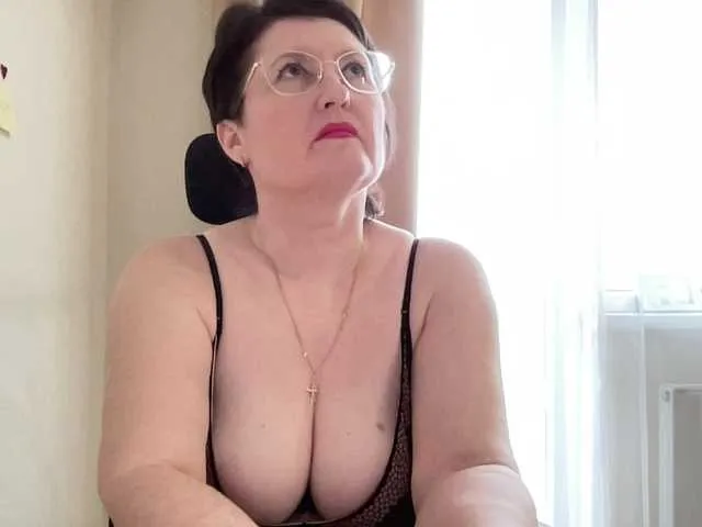 Live sex webcam photo for HotMilfPussy #290422135