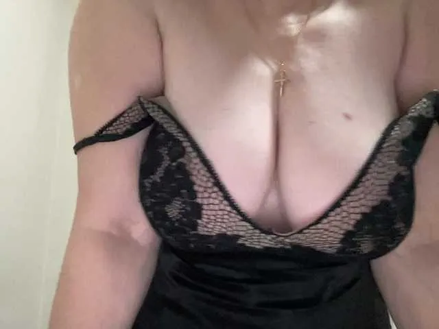Live sex webcam photo for HotMilfPussy #290616750