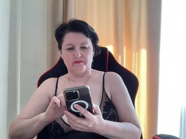 Live sex webcam photo for HotMilfPussy #291305898