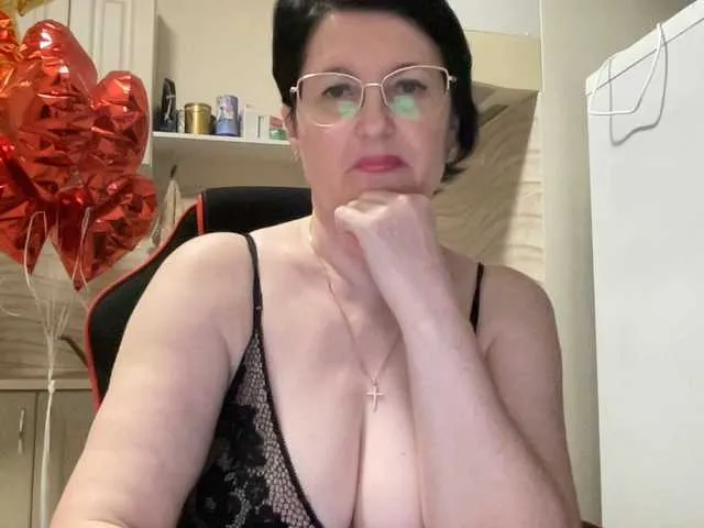 Live sex webcam photo for HotMilfPussy #292337205
