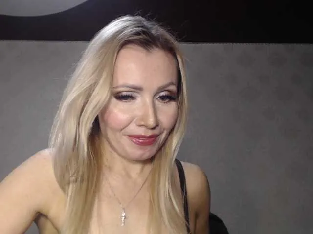 Live sex webcam photo for HotSweetBarby #272439085