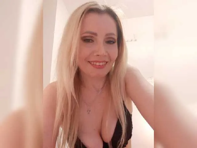 Live sex webcam photo for HotSweetBarby #273315763