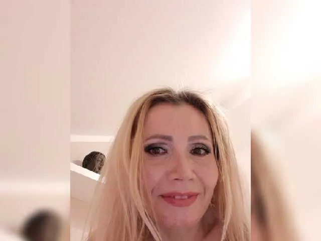 Live sex webcam photo for HotSweetBarby #273400212