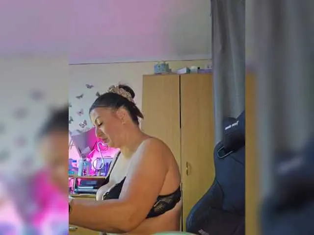 Live sex webcam photo for Hotangel75 #291505807