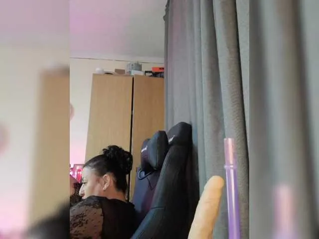 Live sex webcam photo for Hotangel75 #292000297