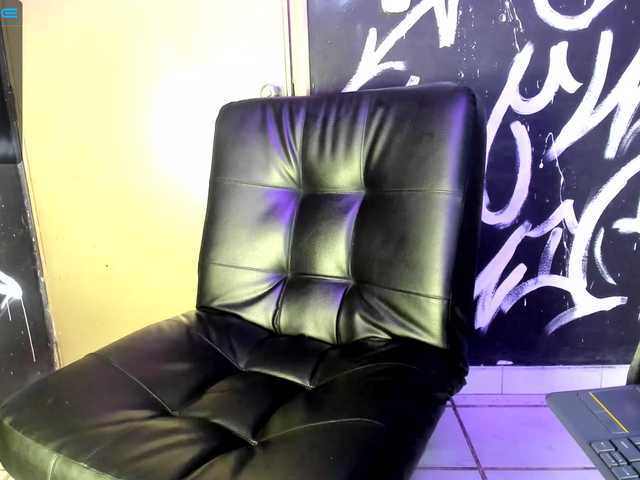 Live sex webcam photo for HottieKingN #275595211