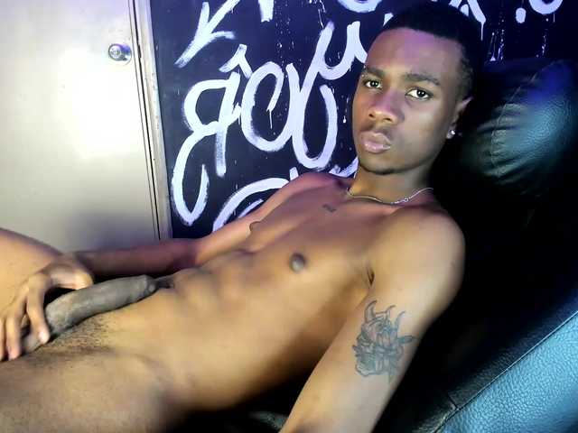 Live sex webcam photo for HottieKingN #275681218