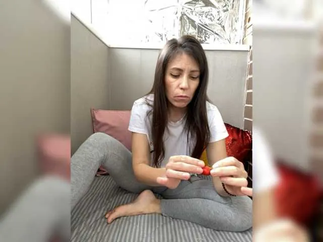 Live sex webcam photo for HotyWinter84 #277951923