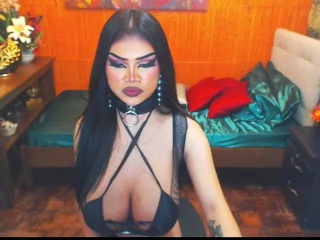 Live sex webcam photo for HugeCockSelena #288090425