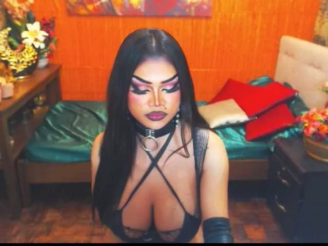 Live sex webcam photo for HugeCockSelena #288692589