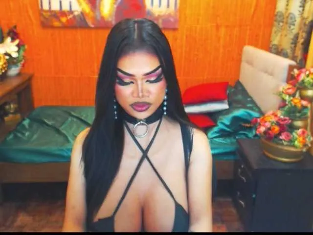 Live sex webcam photo for HugeCockSelena #288905715