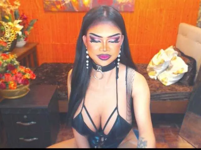 Live sex webcam photo for HugeCockSelena #290033355