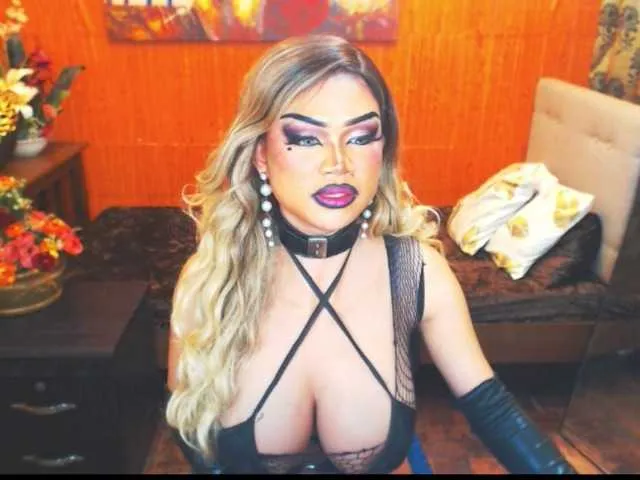 Live sex webcam photo for HugeCockSelena #290047105