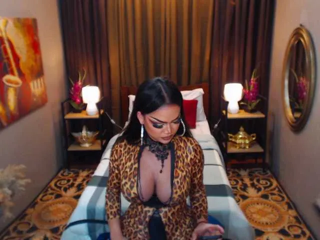 Live sex webcam photo for HugeCockSelena #290469115