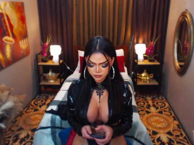 Live sex webcam photo for HugeCockSelena #290558584