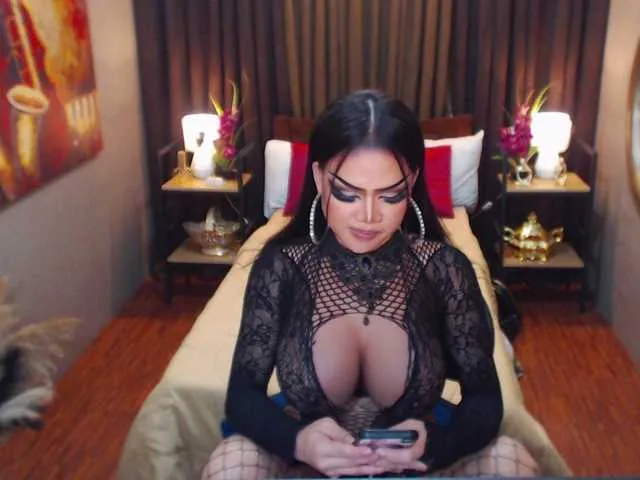 Live sex webcam photo for HugeCockSelena #290775647