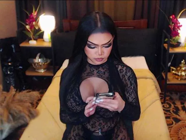 Live sex webcam photo for HugeCockSelena #291625630