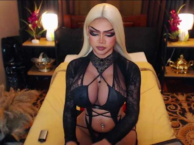 Live sex webcam photo for HugeCockSelena #291631524