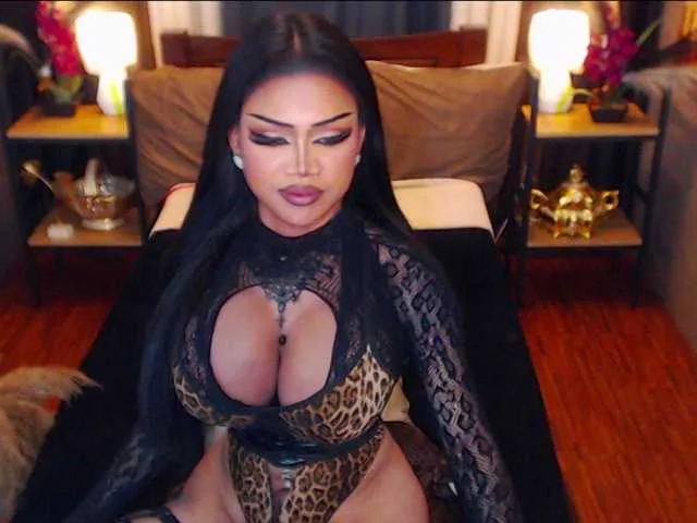 Live sex webcam photo for HugeCockSelena #292305897