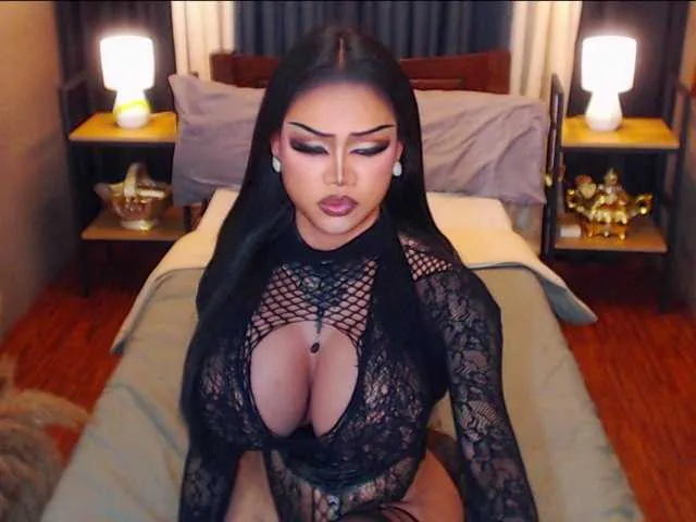 Live sex webcam photo for HugeCockSelena #292388175