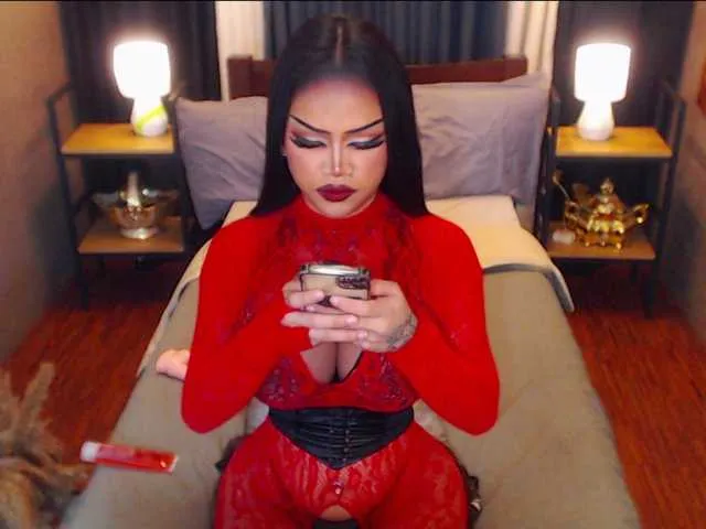 Live sex webcam photo for HugeCockSelena #292415428