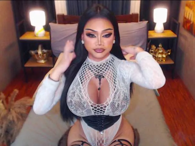 Live sex webcam photo for HugeCockSelena #292434806