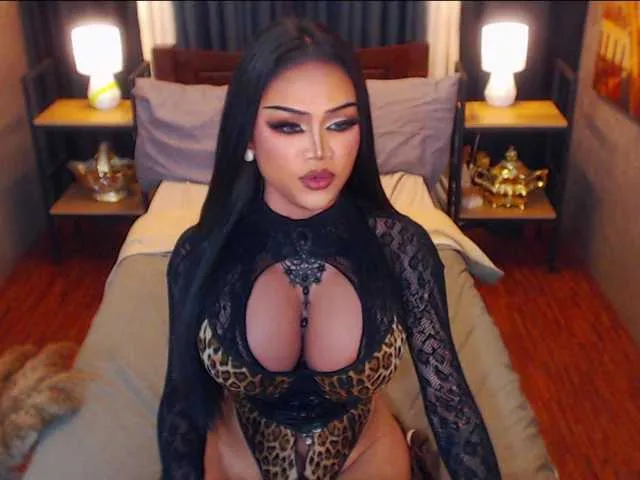 Live sex webcam photo for HugeCockSelena #292475099