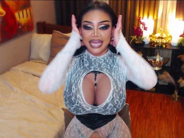 Live sex webcam photo for HugeCockSelena #292796980