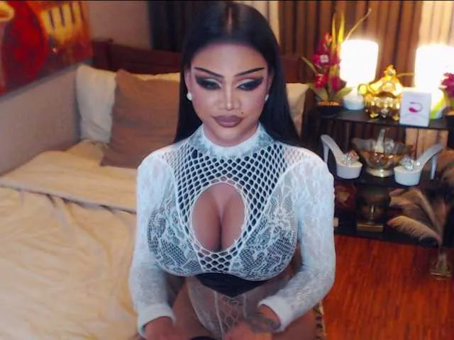 Live sex webcam photo for HugeCockSelena #293100085