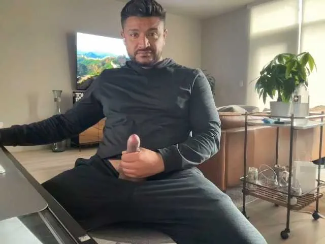 Live sex webcam photo for HungLatino11 #275466055