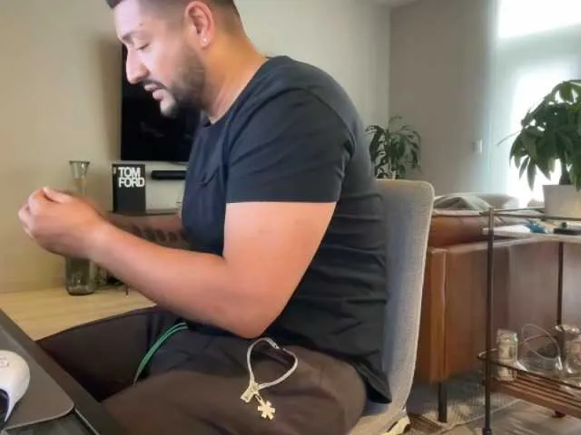 Live sex webcam photo for HungLatino11 #275470236