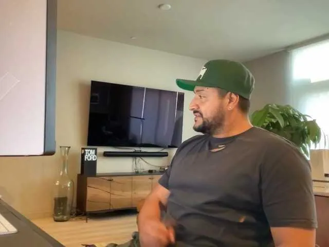 Live sex webcam photo for HungLatino11 #275679248