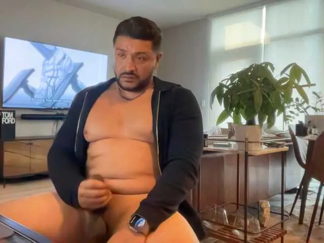 Live sex webcam photo for HungLatino11 #275907838