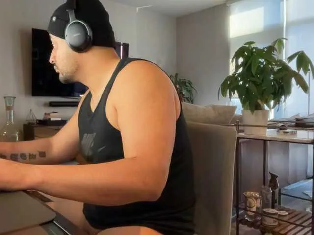 Live sex webcam photo for HungLatino11 #276880939