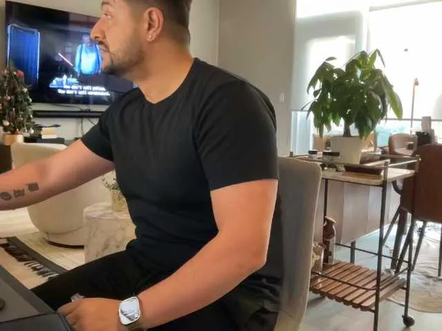 Live sex webcam photo for HungLatino11 #277031775