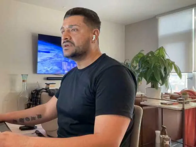 Live sex webcam photo for HungLatino11 #277119322