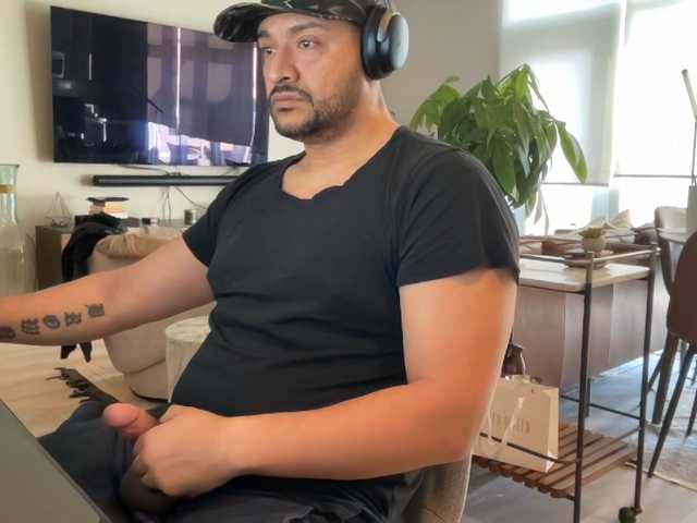 Live sex webcam photo for HungLatino11 #277133620