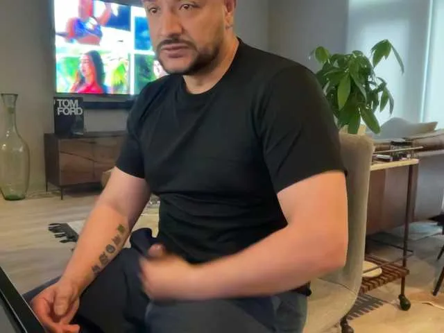 Live sex webcam photo for HungLatino11 #277356264